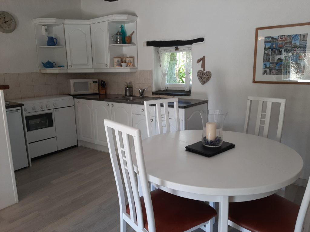 The Old Granary kitchen and dining area